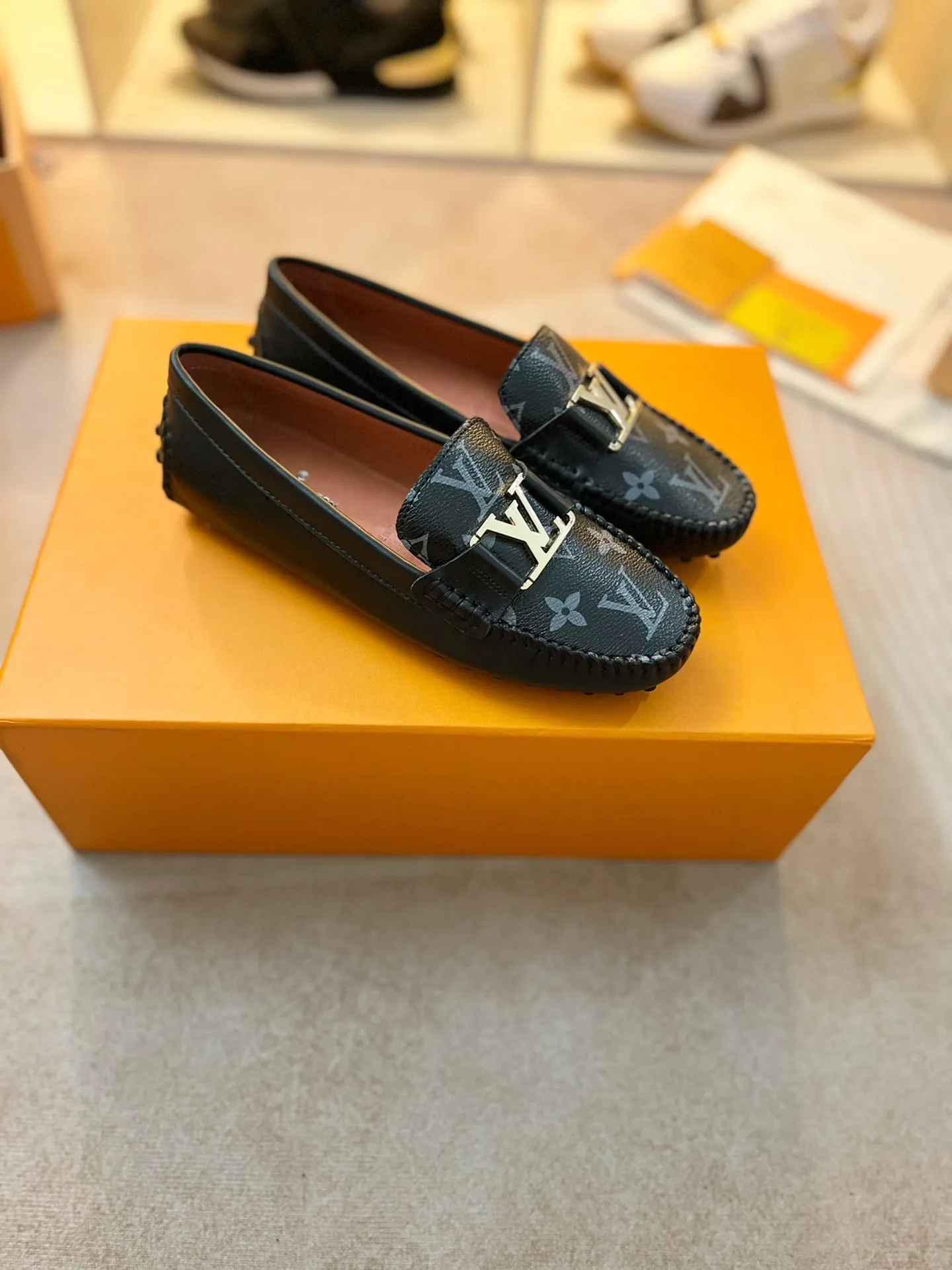 p460💰Couple model❤️🇫🇷 𝙇𝙤𝙪𝙞𝙨 𝙑𝙪𝙞𝙩𝙩𝙤𝙣 🇫🇷Louis Vuitton 2023 Classic𝓛𝓿 𝓣𝓻𝓪𝓲𝓷𝓮𝓻 Sports Series ➪➪➪¯ [Arizona Doudou Shoes Series] ▪️▪️▪️Arizona slip-on shoes are made of Monogram Eclipse canvas. Its hand-painted and dyed edges and hand-sewn uppers fully demonstrate Louis Vuitton's traditional shoemaking craftsmanship. This slip-on shoe is very lightweight. The integrated tongue and upper make it particularly comfortable and flexible. The soft outsole is equipped with rubber padding. Decorated with matching sash. Detailed features: ☑️Monogram Eclipse canvas ☑️Black Eclipse pattern ☑️Hand-painted shoe edges ☑️Hand-sewn uppers (each pair takes time to process) ☑️Integrated tongue and upper construction ☑️Outsole equipped with rubber lining ☑️size: 35_46